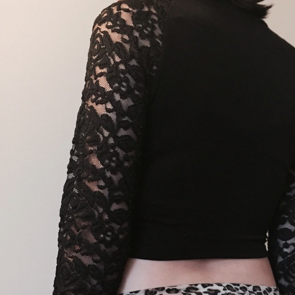 Sold on merc!! Black lace crop top. Gothic feel - Picture 2 of 3