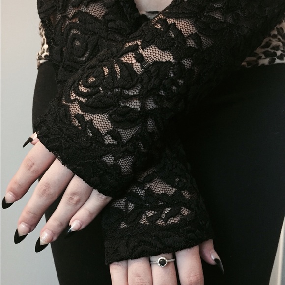 Sold on merc!! Black lace crop top. Gothic feel - Picture 3 of 3