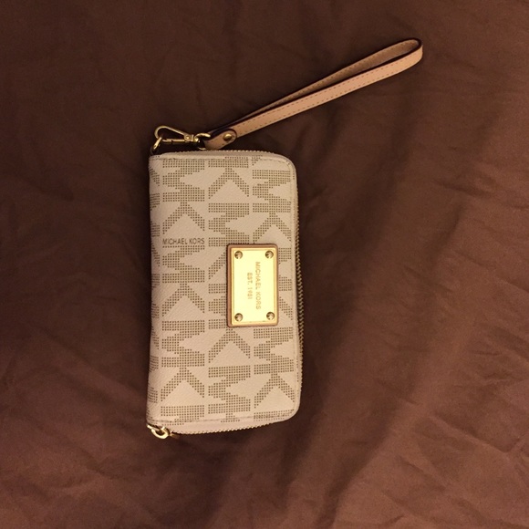 Michael Kors Wristlet - Picture 1 of 3