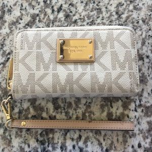 Michael kors wristlet wallet