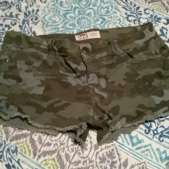 Lei ashley lowrise shorts size 13