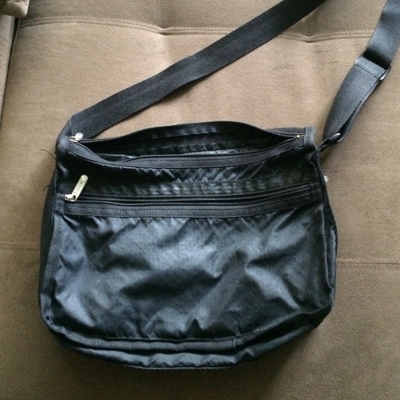 Lesportsac deluxe everyday bag