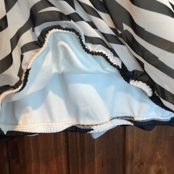 Black and white sheer top - Picture 2 of 3