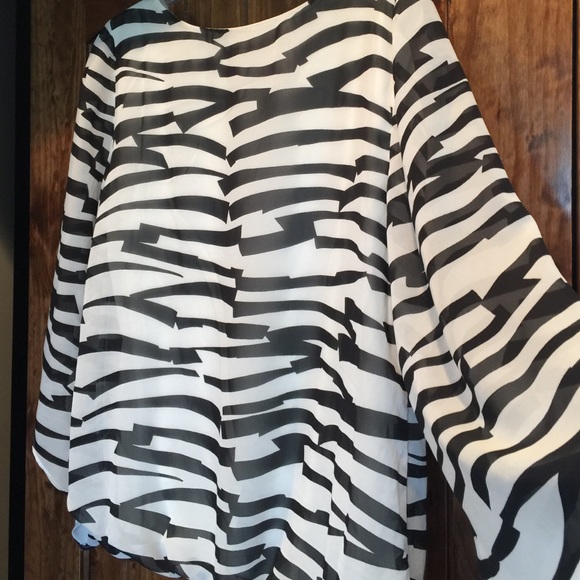 Black and white sheer top - Picture 3 of 3