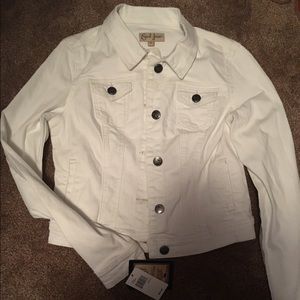 Super cute and comfy White button down Jean jacket