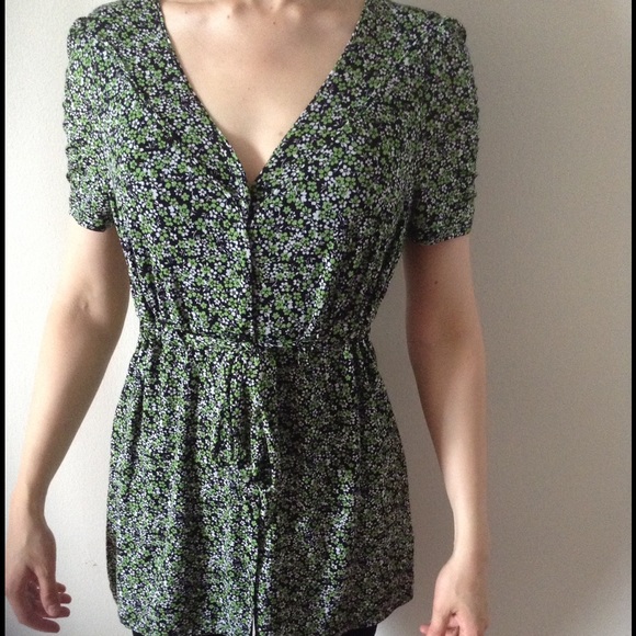 Sumer tunic with a pattern of green flowers🌹