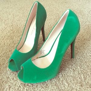 Beautiful emerald green peep toe heels