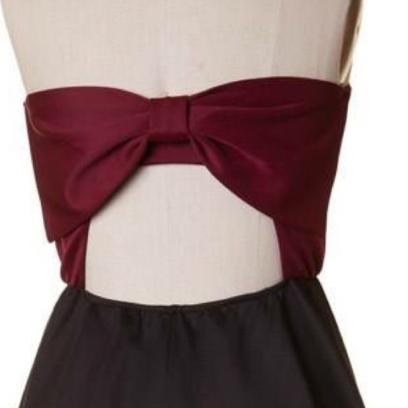 Flirty feminine Open back Dress with stylish bow - Picture 2 of 3