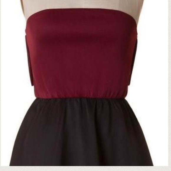 Flirty feminine Open back Dress with stylish bow - Picture 3 of 3