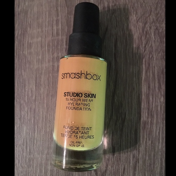 SMASHBOX hydrating foundation. Color: 2.4