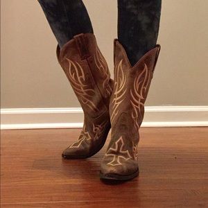 LIKE NEW Justin Boots. Perfect condition.