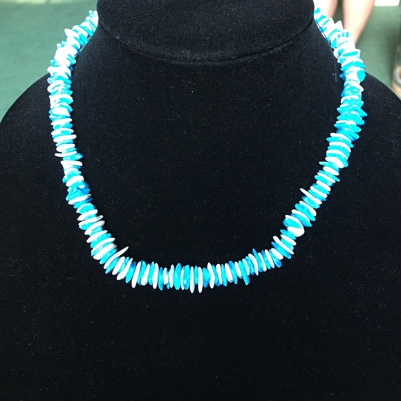 Jewelry - 🛍Stunning blue and white puka shell necklace.