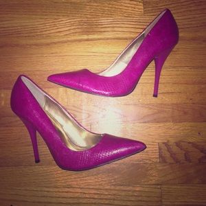 Magenta mid-height pumps