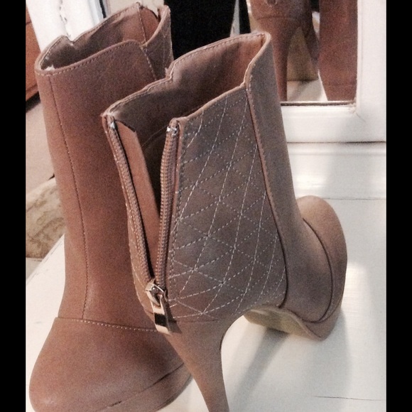 Brand new! Tan ankle heel  boot bootie 8.5 ⭐️🌟⭐️
