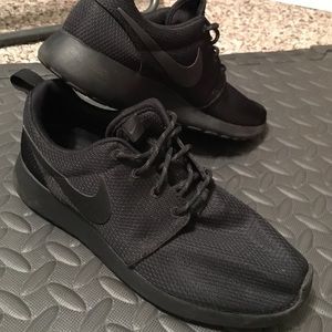 All black Nike Roshe Runs!❤️