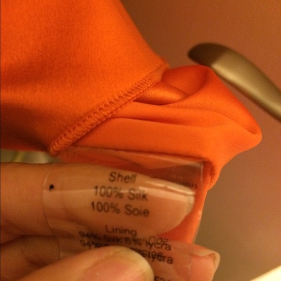 Beautiful silky dress with accent collar - Picture 4 of 4