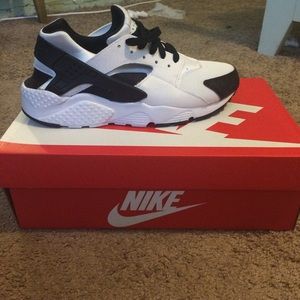 Nike Huaraches in black and white