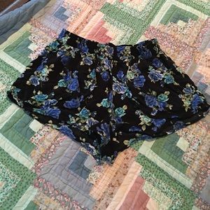 Loose stretchy shorts