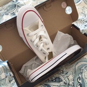 New in Box Size 5 White low top converse sneakers