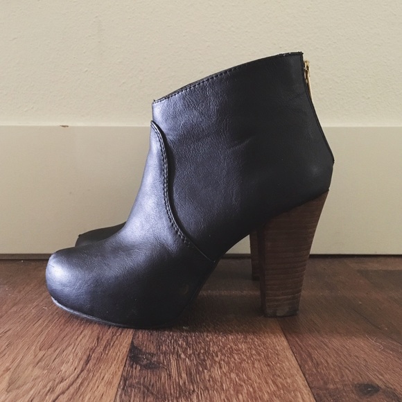 Steve Madden Shoes - Steve Madden Black Ankle Boot with Wood Heel