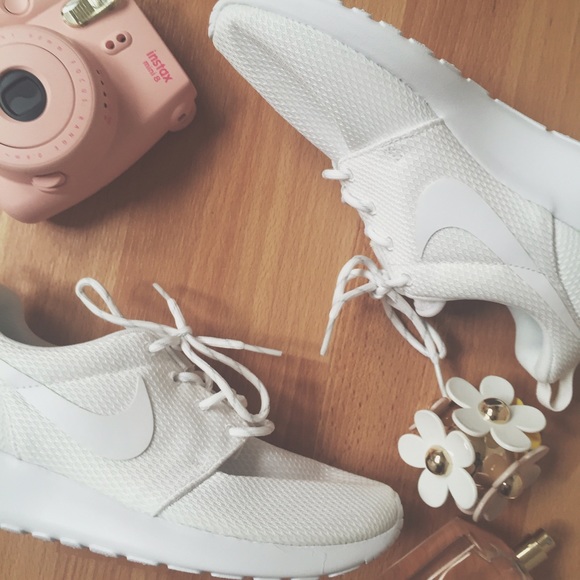 Nike Women's Triple White Roshe One