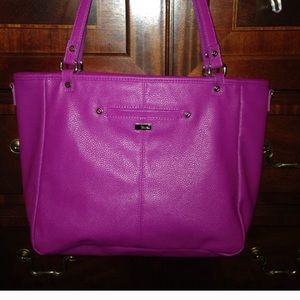 Thirty one purse. Magenta. In great condition