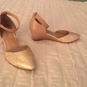 Metallic wedges with cream color