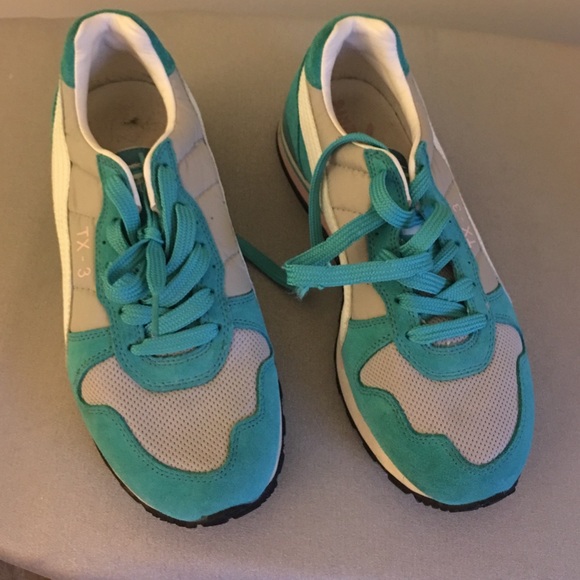 Women's puma tennis shoe size 7