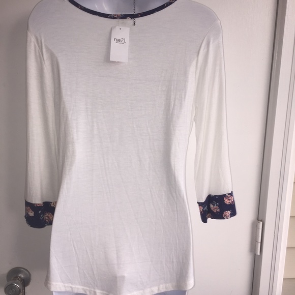 NWT super cute zippered top. - Picture 4 of 4
