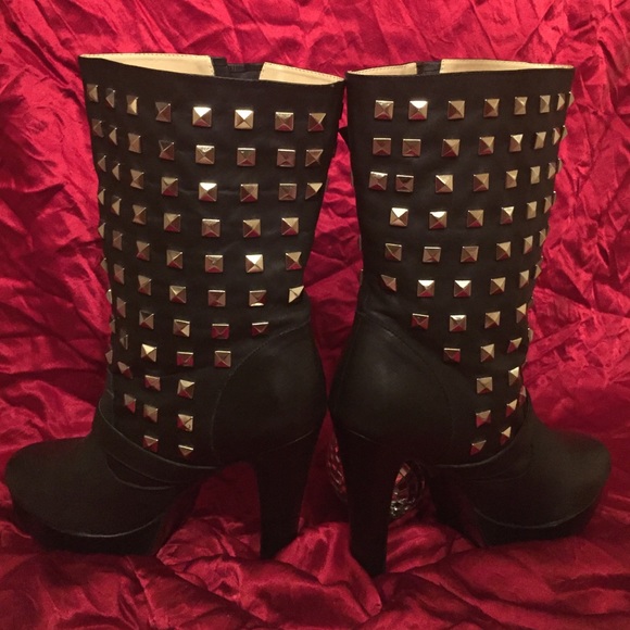 Take A Walk On The Wild Side in these Wild Boots. - Picture 2 of 4