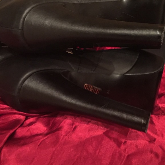 Take A Walk On The Wild Side in these Wild Boots. - Picture 4 of 4