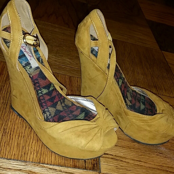 Mustard colored wedges - Picture 2 of 4
