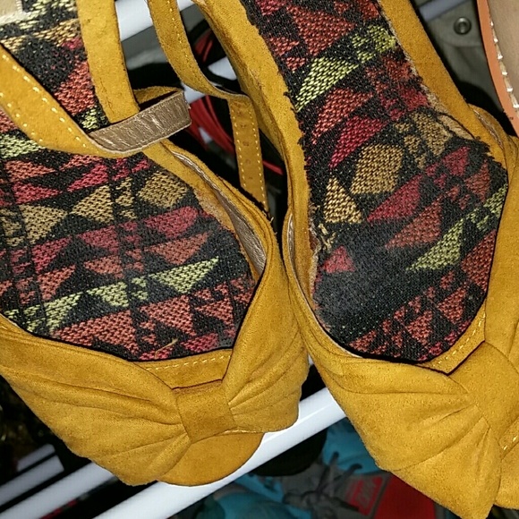 Mustard colored wedges - Picture 4 of 4