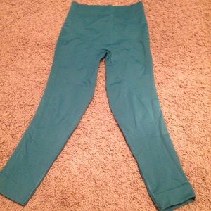 Teal Lululemon work out leggings.