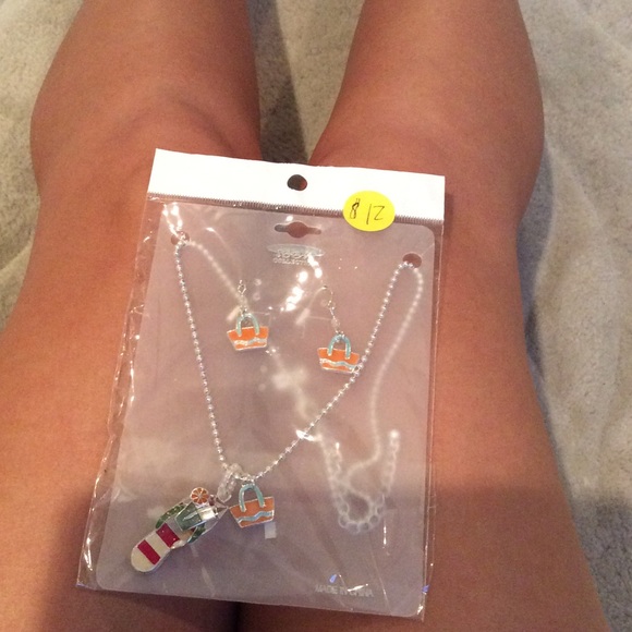 Summery necklace! Very cute.
