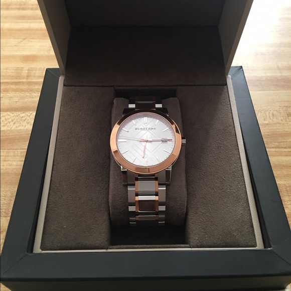 Burberry BU9006 Unisex Watch - Picture 2 of 3