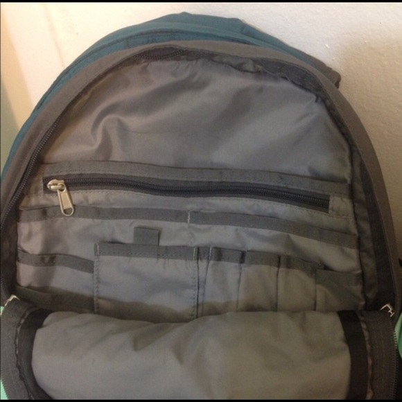 🚨🚨 SOLD🚨🚨NorthFace Backpack - Picture 3 of 4