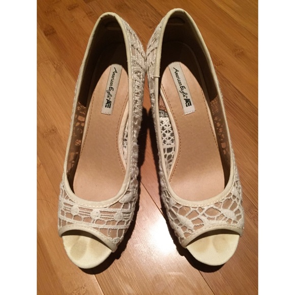 7 1/2 American Eagle Lace Peep Toe Wedges