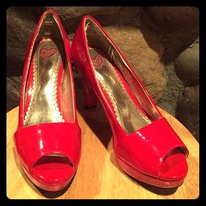 Red patent leather peep toe pumps