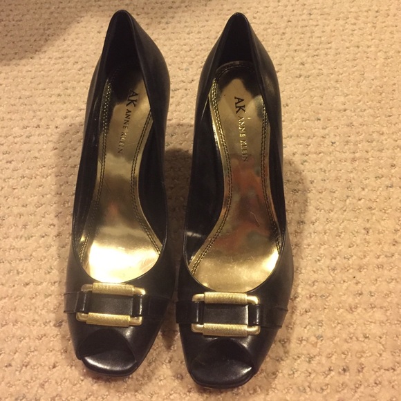 Black and gold peep toe pumps