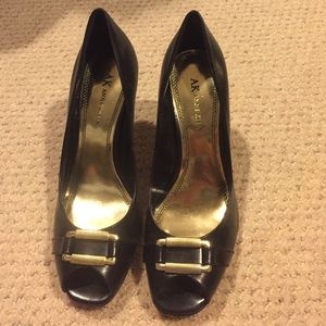 Black and gold peep toe pumps