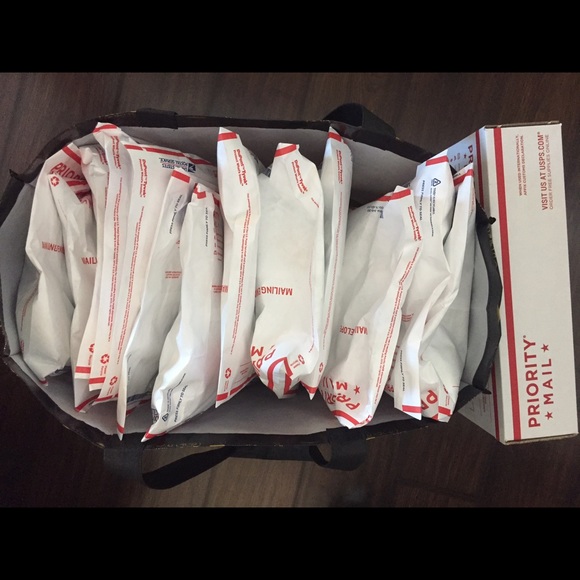 POSHMARK ORDERS MAKING THEIR WAY OUT TODAY 👍🏽
