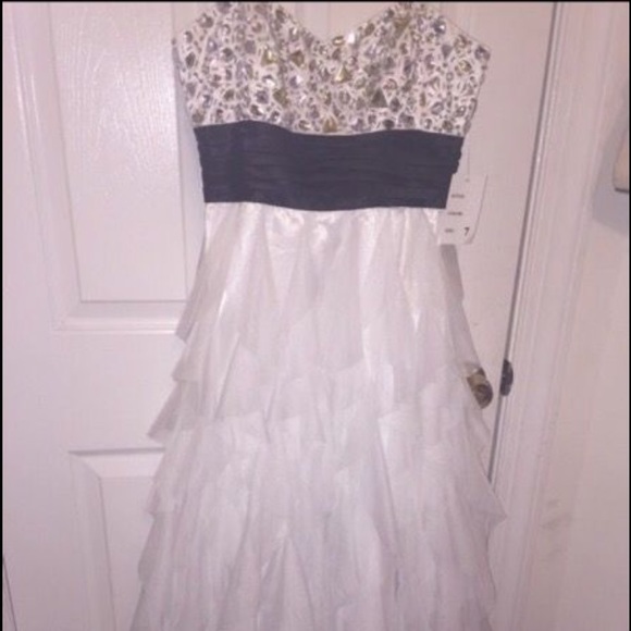 White dress - Picture 1 of 1