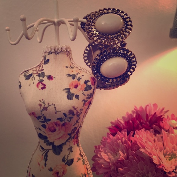 Brushed antique gold and cream bracelet