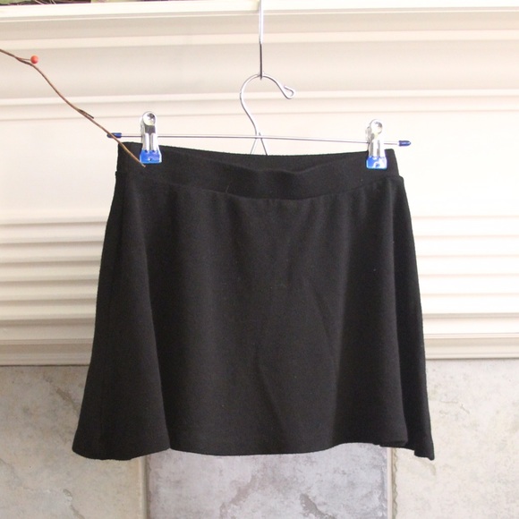 🎉 SOLD ON DP Forever 21 Black Skater Skirt - Picture 2 of 3
