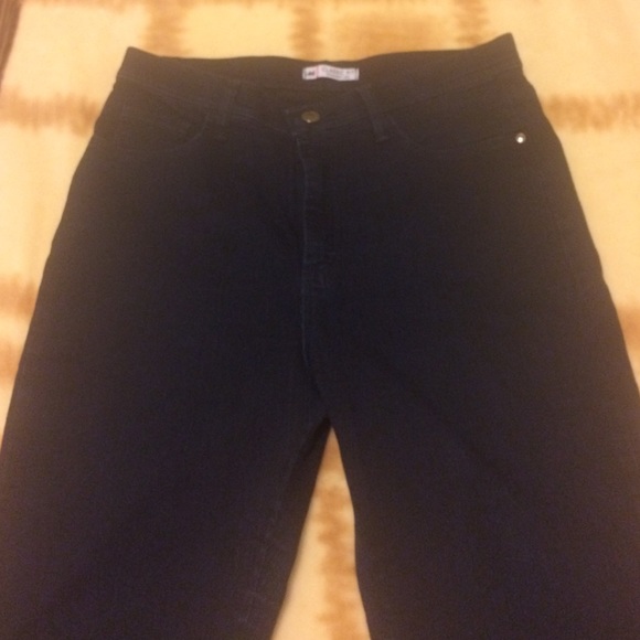 Lee - Picture 2 of 4