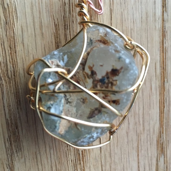 Glass stone jewel necklace