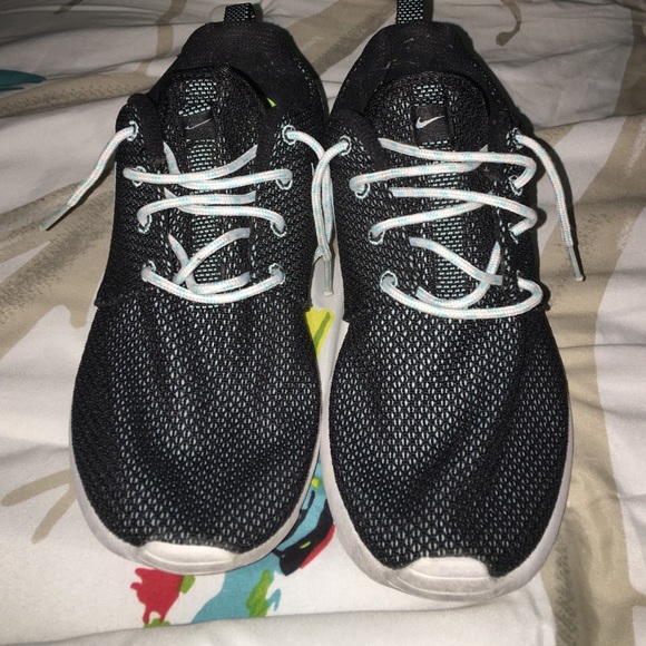 Nike roshe runs size 7