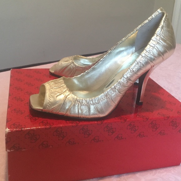 Guess gold pumps