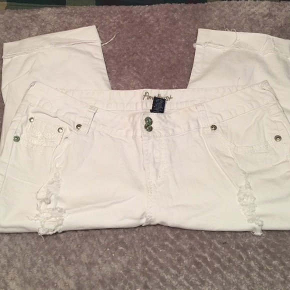 White Destroyed Jean Capris